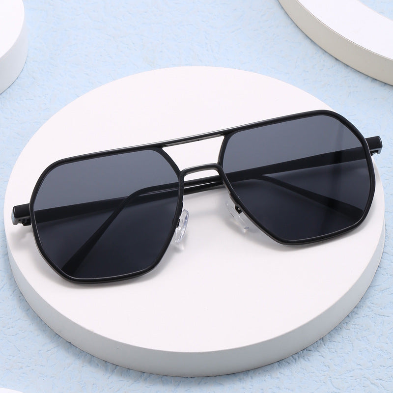 Dame trendy solbrille med moderne geometrisk ramme Luvikno
