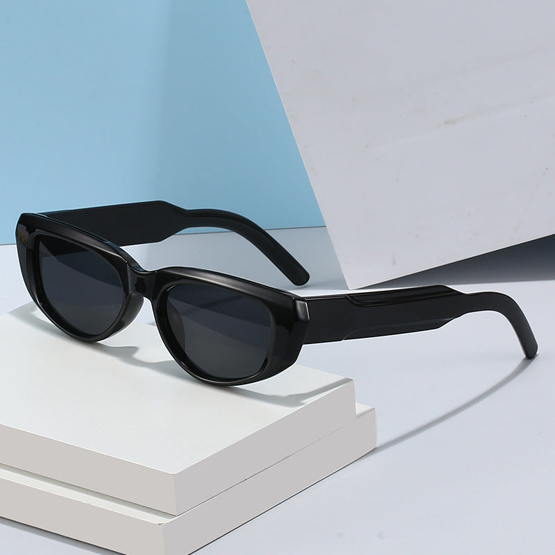 Dame moteriktig solbrille i cat-eye stil med eksentrisk silhuett Luvikno