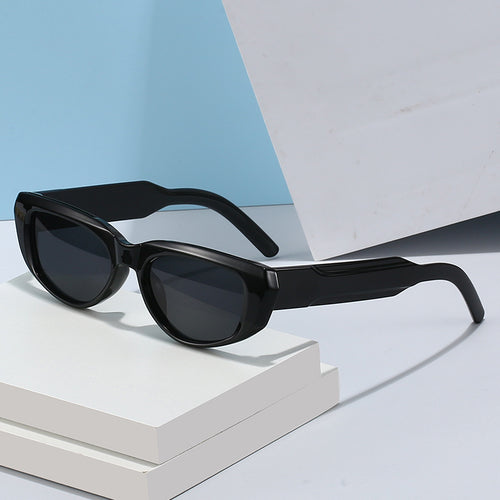 Dame moteriktig solbrille i cat-eye stil med eksentrisk silhuett Luvikno