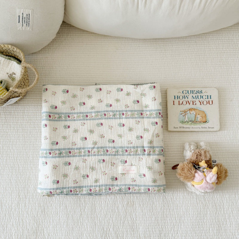 Unisex Musselinteppe med delikat blomsterdesign og elegante volanger Luvikno