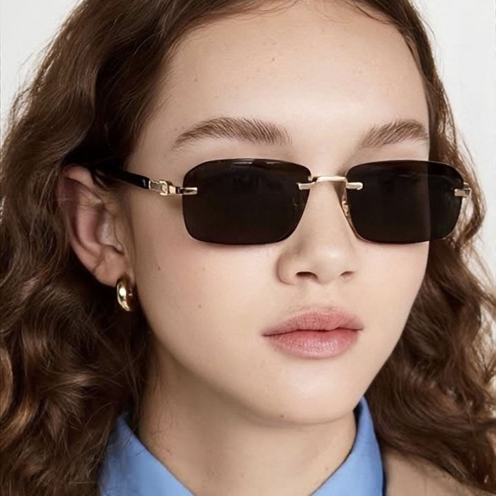 Dame solbrille med elegant metallramme og stilige tre detaljer Luvikno