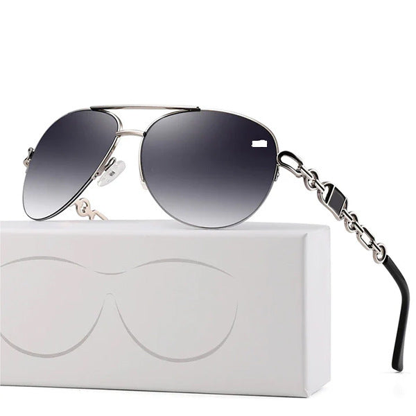 Dame aviator solbrille med moteriktig kjededetalj Luvikno