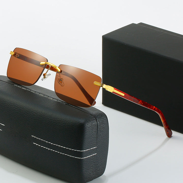 Dame moteriktig solbrille med stilren, firkantet ramme og elegante metallkanter Luvikno