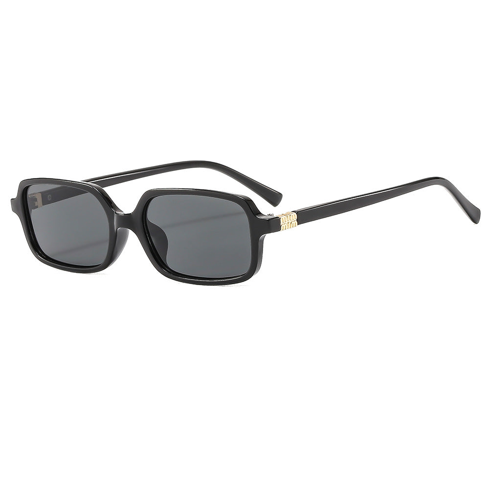 Dame moteriktig solbrille med elegant plastramme og originalt design Luvikno