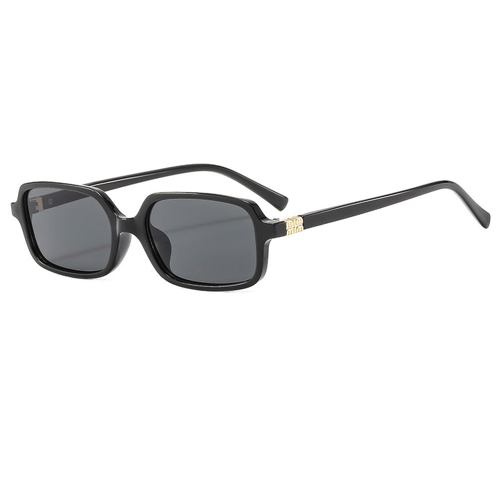 Dame moteriktig solbrille med elegant plastramme og originalt design Luvikno