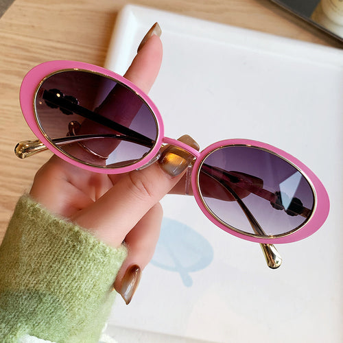 Dame moteriktig solbrille med stilfullt oseanisk design Luvikno