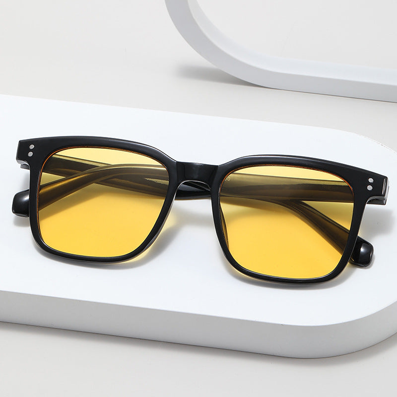 Dame moteriktig solbrille i moderne firkantet design Luvikno