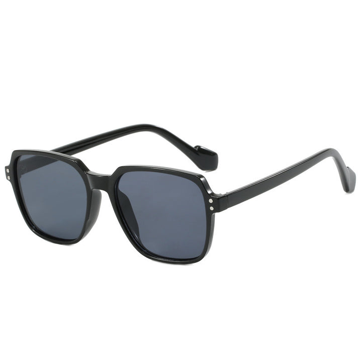 Dame moteriktig solbrille med kraftige, rektangulære linser Luvikno