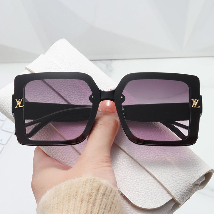 Damen moteriktig firkantet solbrille med elegant design Luvikno