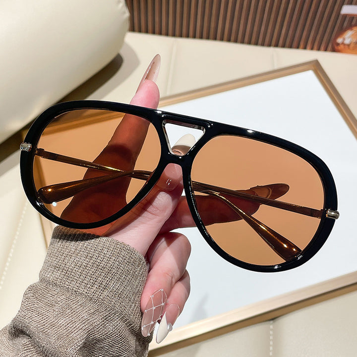 Dame solbrille i ekstravagant design med markante glass Luvikno