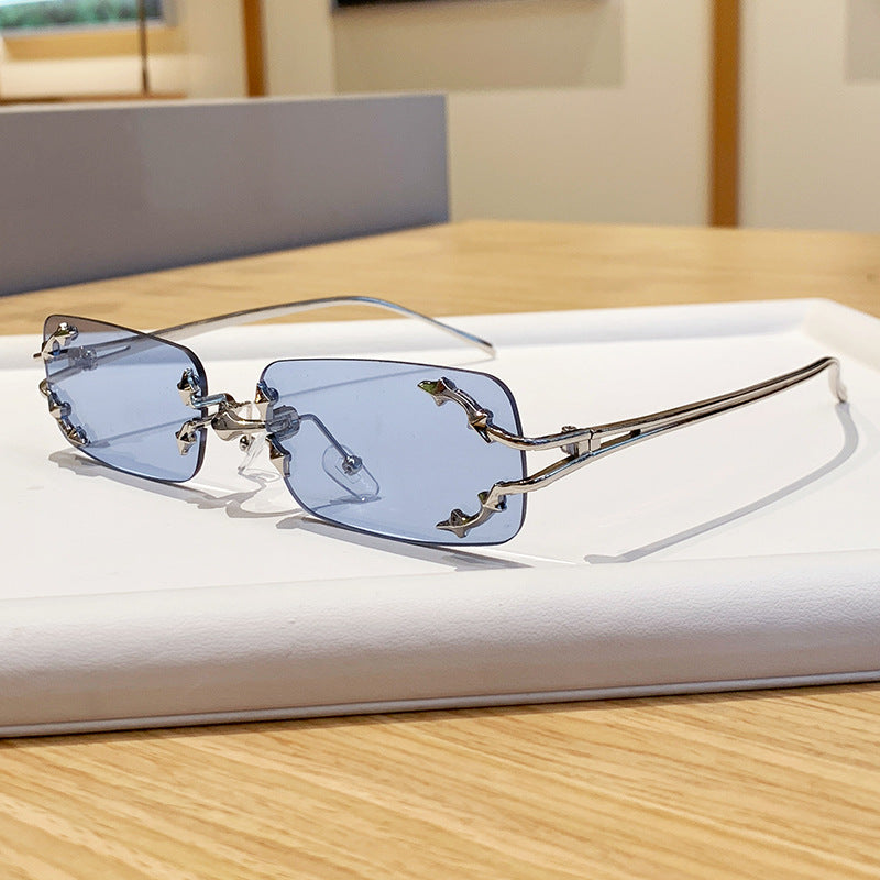 Dame moteriserte solbriller med filigran metallramme og transparente glass Luvikno