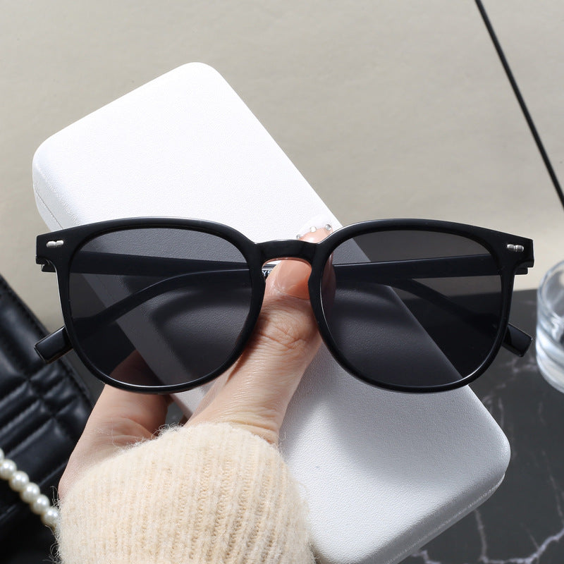 Dame stylish solbrille med transparent ramme og elegant design Luvikno
