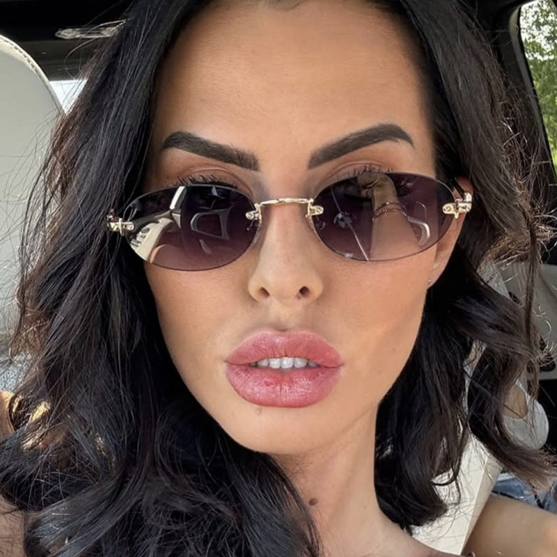 Dame moterimessig solbrille med oval ramme og elegante aksenter Luvikno