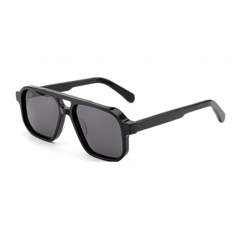 Dame solbrille i moderne, geometrisk design med robust ramme og UV-beskyttelse Luvikno