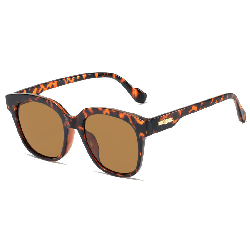 Damer klassisk solbrille med moderne oversized ramme Luvikno