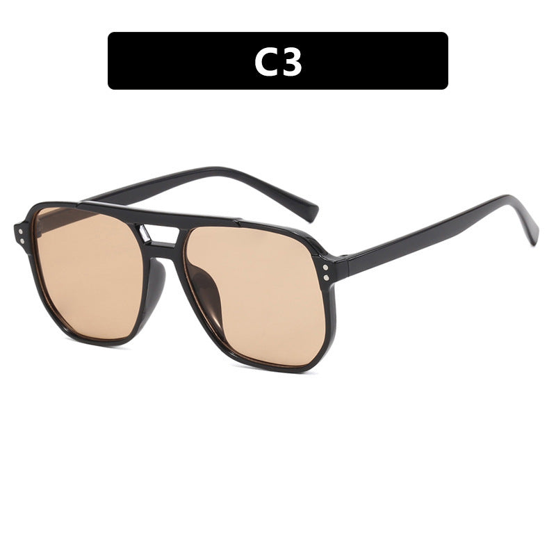 Dame moteriktig solbrille med kantet ramme Luvikno