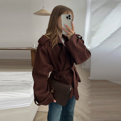 Luvik | Naisille Modisk Trenssitakki sisäänleikkauksilla ja vyöllä