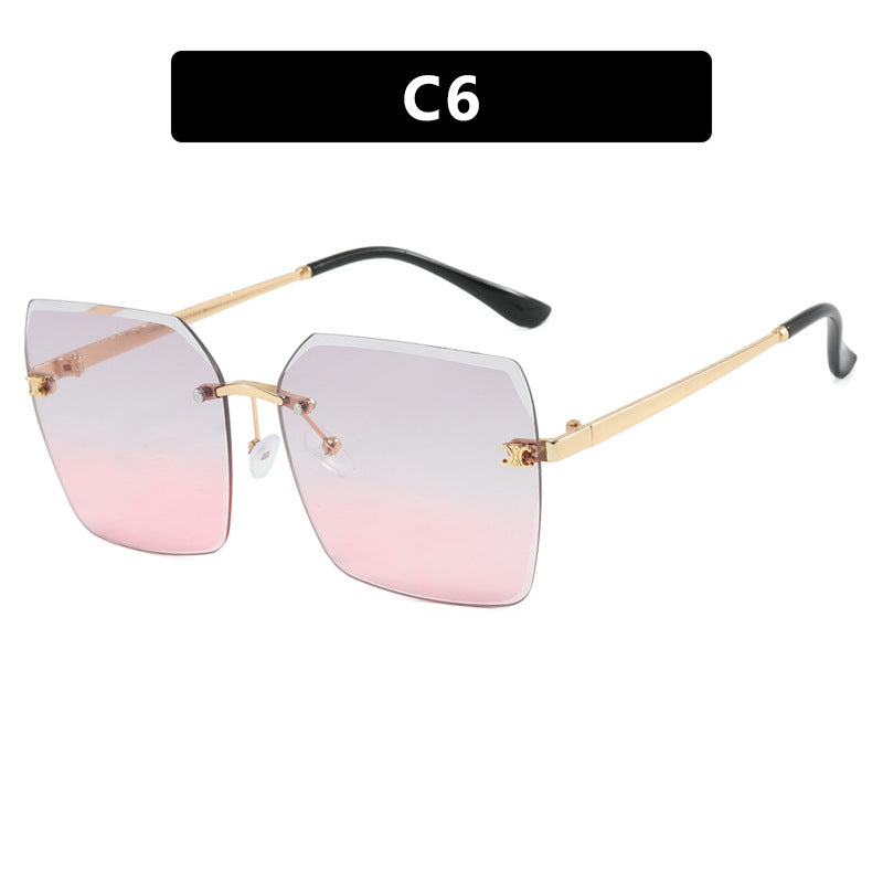 Dame firkantet solbrille i moderne design med filigran metallramme Luvikno