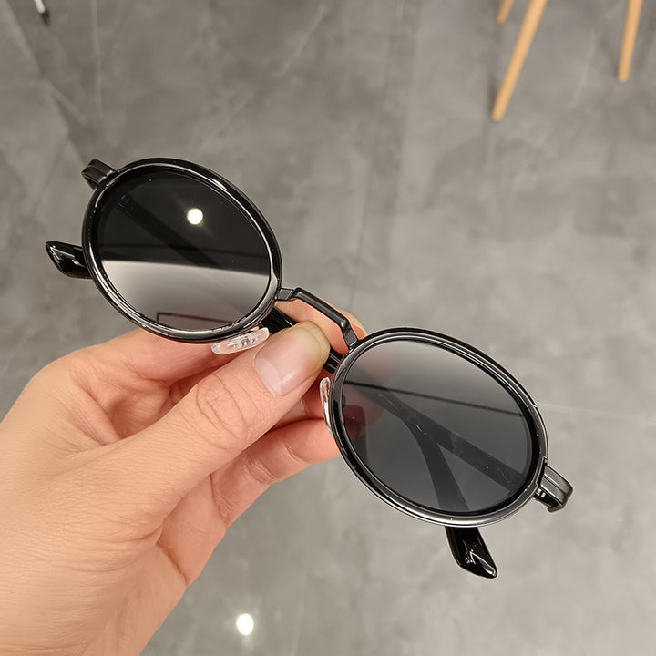 Dame rund solbrille med lette glass og gyldne detaljer Luvikno