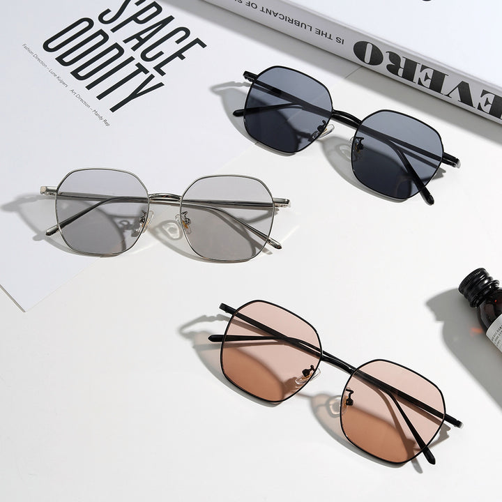 Dame geometrisk solbrille med moderne metallramme Luvikno