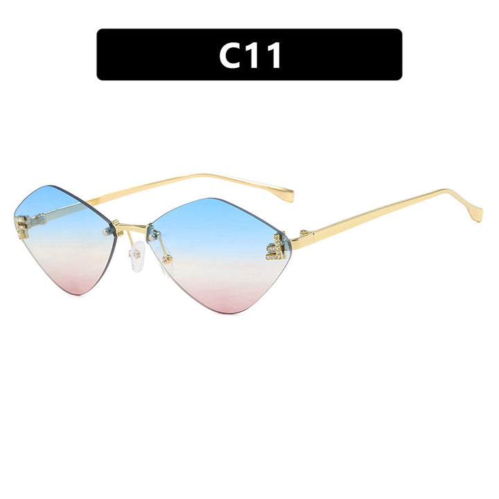 Dame geometrisk solbrille i ekstravagant design med gradiertede glass Luvikno