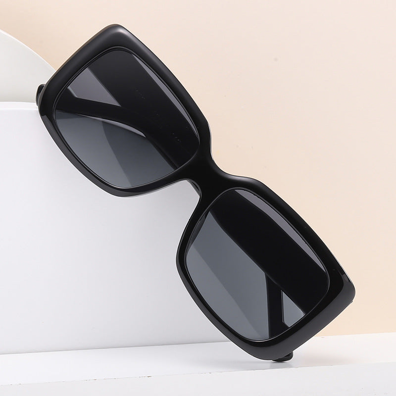Dame moteriktig kvadratisk solbrille med gjennomsiktig ramme og innovativt design Luvikno