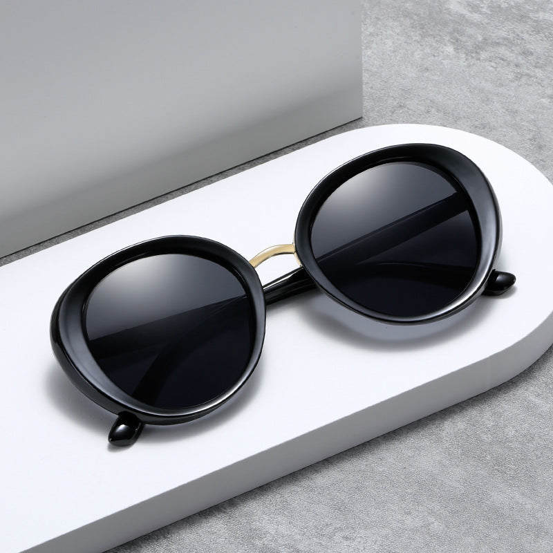 Dame vintage solbrille i elegant skjolddesign Luvikno