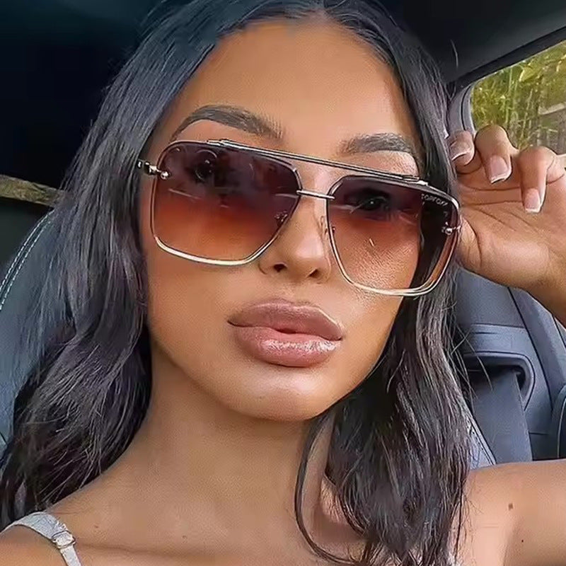 Dame kvadratisk solbrille med beskyttende glass og moderne metallramme Luvikno