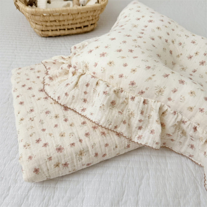 Unisex Musselinteppe med delikat blomsterdesign og elegante volanger Luvikno