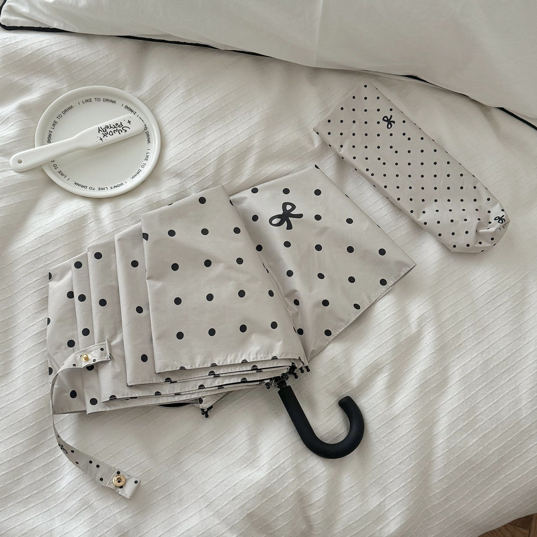 Dame kompakt paraply med stilfull prikkedesign Luvikno