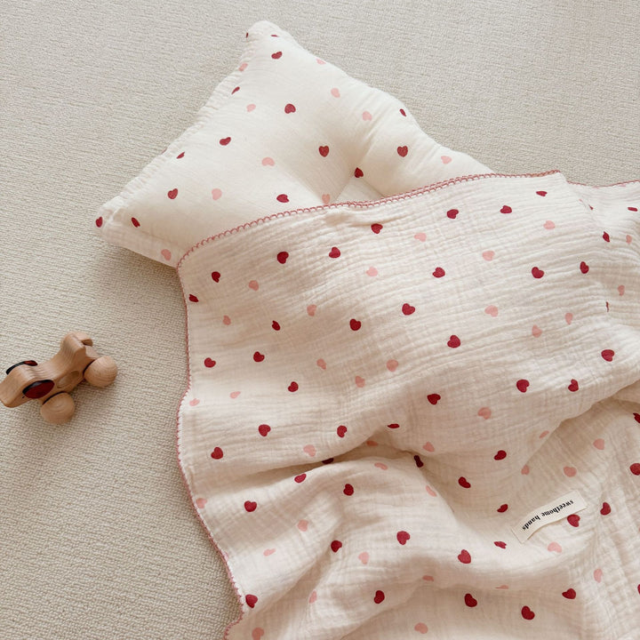 Unisex Musselinteppe med delikat blomsterdesign og elegante volanger Luvikno