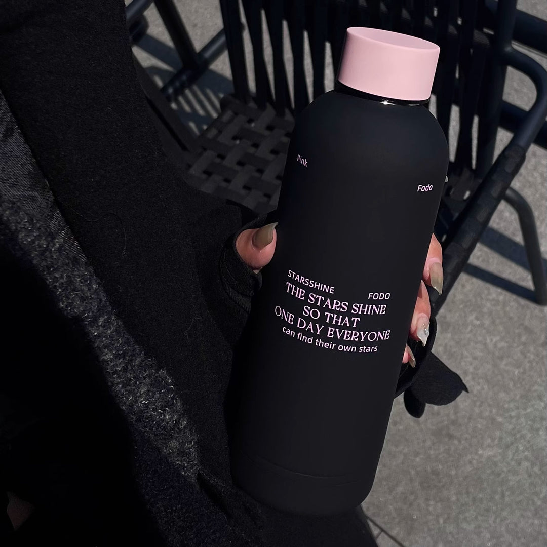 Dame termoflaske med ergonomisk design og praktisk bærehank Luvikno