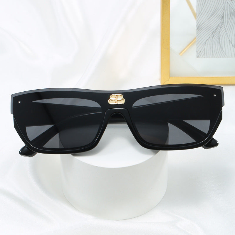 Dame moteriktig oversized solbriller med markant design Luvikno