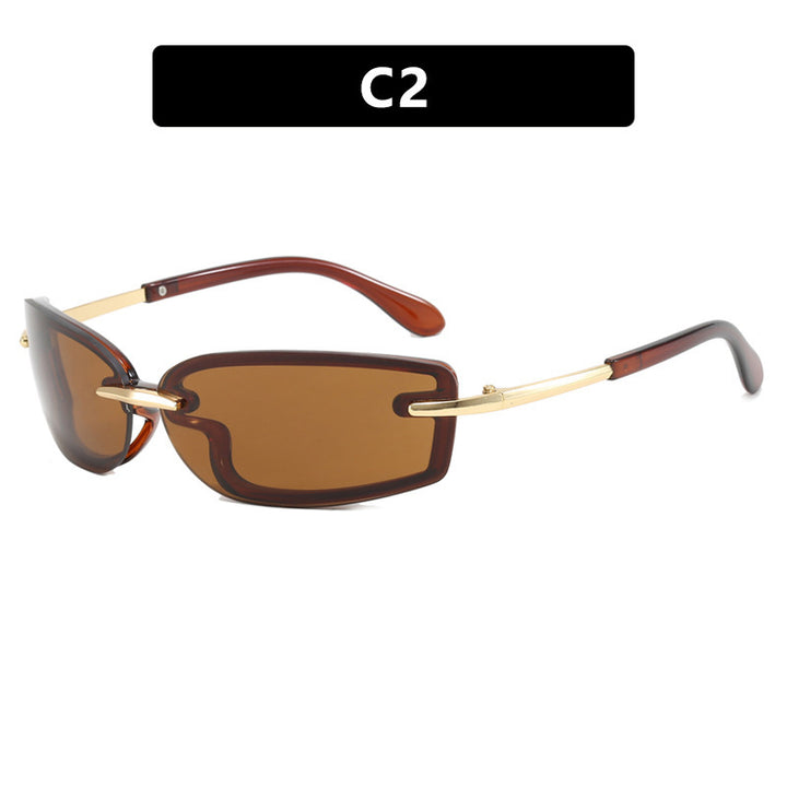 Dame moteriktig solbrille i futuristisk design og gjennomsiktig ramme Luvikno