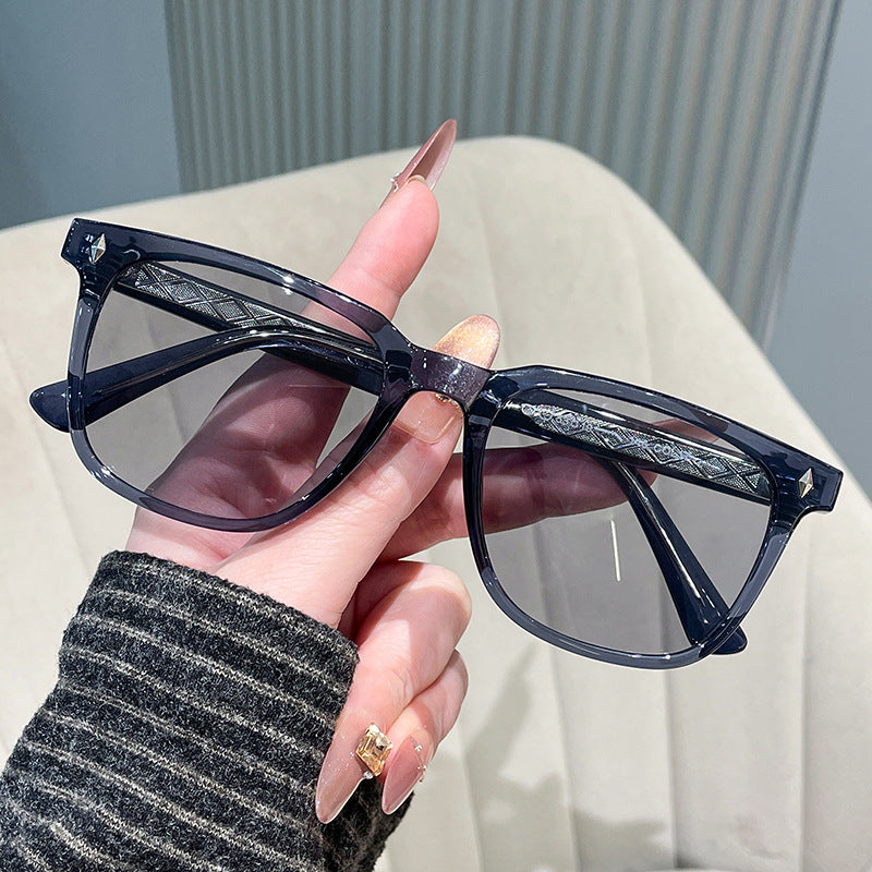 Kvinnelige fashionable solbriller med stilig og robust ramme Luvikno