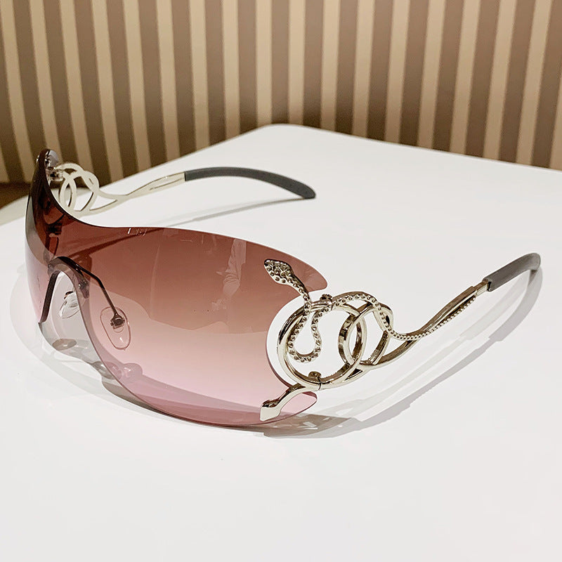 Dame futuristisk solbrille med lekent design Luvikno