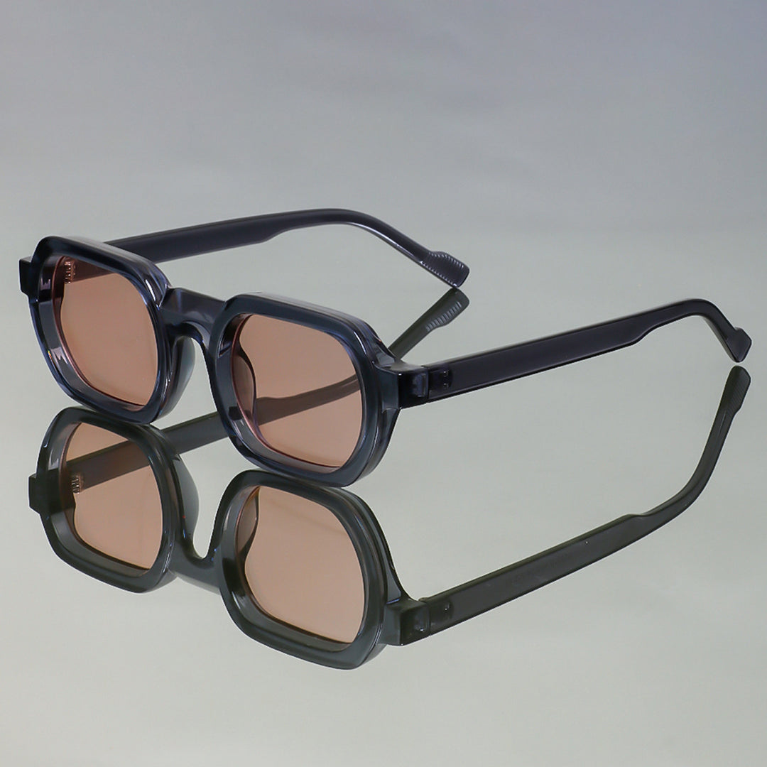 Dame moteriktig solbrille i moderne design med bred ramme Luvikno