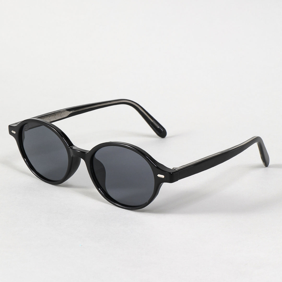 Dame moteriktig solbrille i oval design med stilige detaljer Luvikno