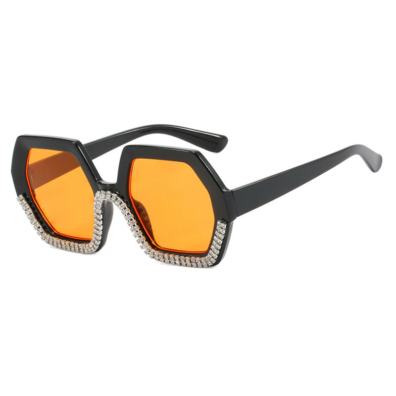 Dame extravagant solbrille med sekstitkantet ramme og strassbelagte aksenter Luvikno