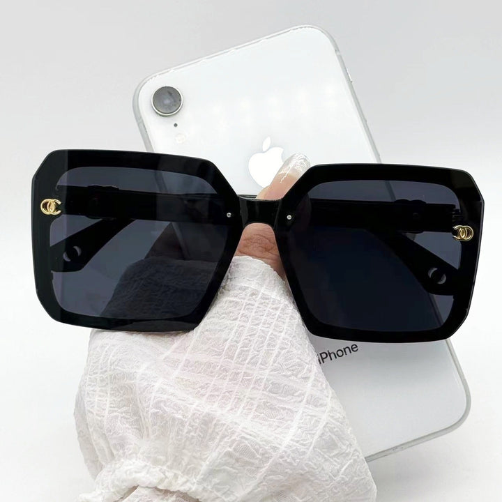 Dame Motet Solbrille med markant firkantet ramme og luksuriøse aksenter Luvikno