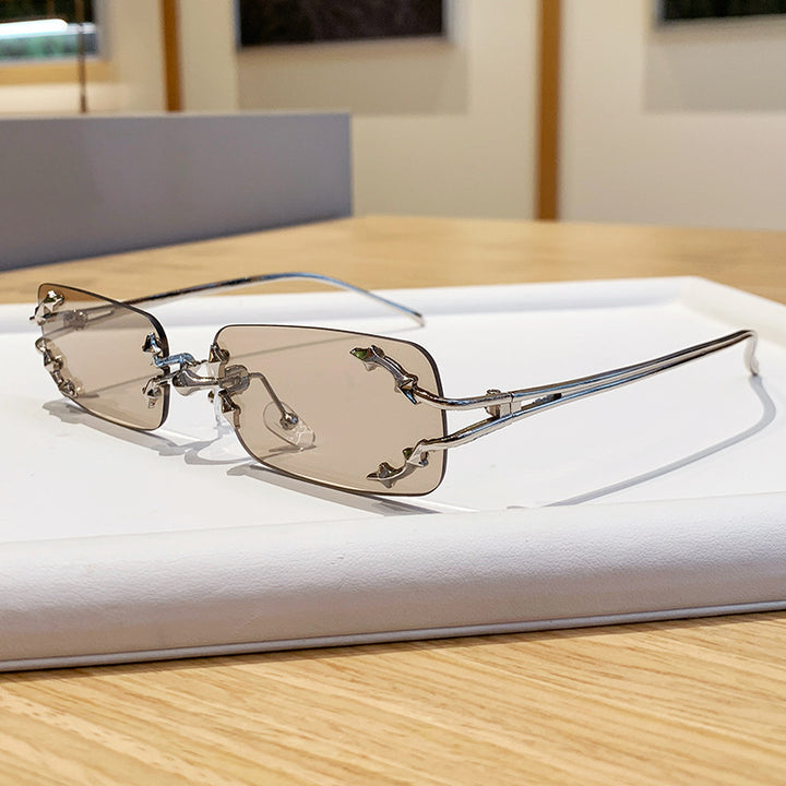 Dame moteriserte solbriller med filigran metallramme og transparente glass Luvikno