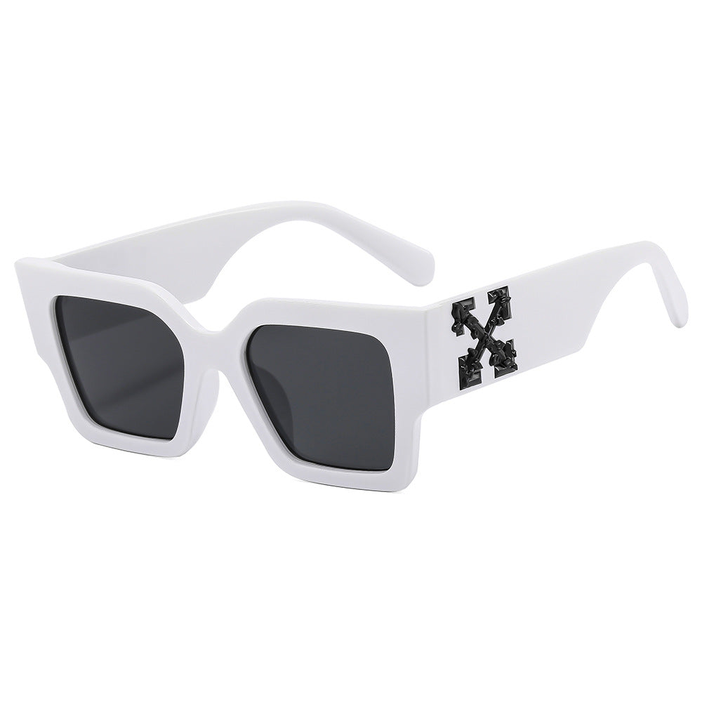 Dame designer solbrille med iøynefallende geometrisk ramme Luvikno