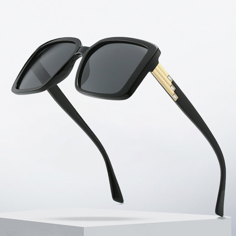 Dame moteriktig firkantet solbrille med trendy detaljer Luvikno