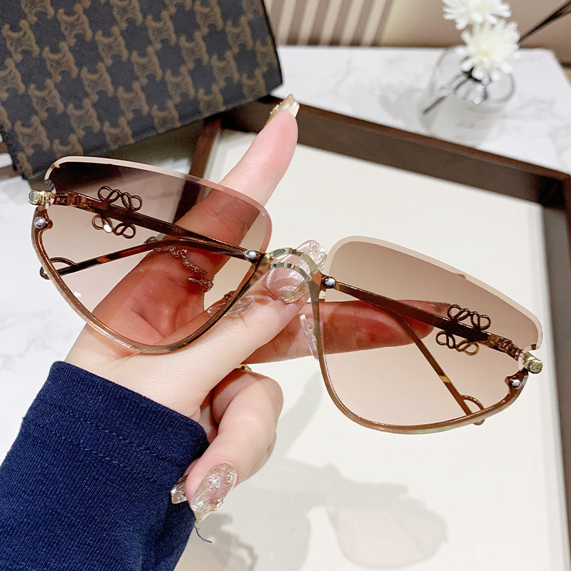 Damer ekstravagant solbrille med moderne, geometrisk ramme Luvikno