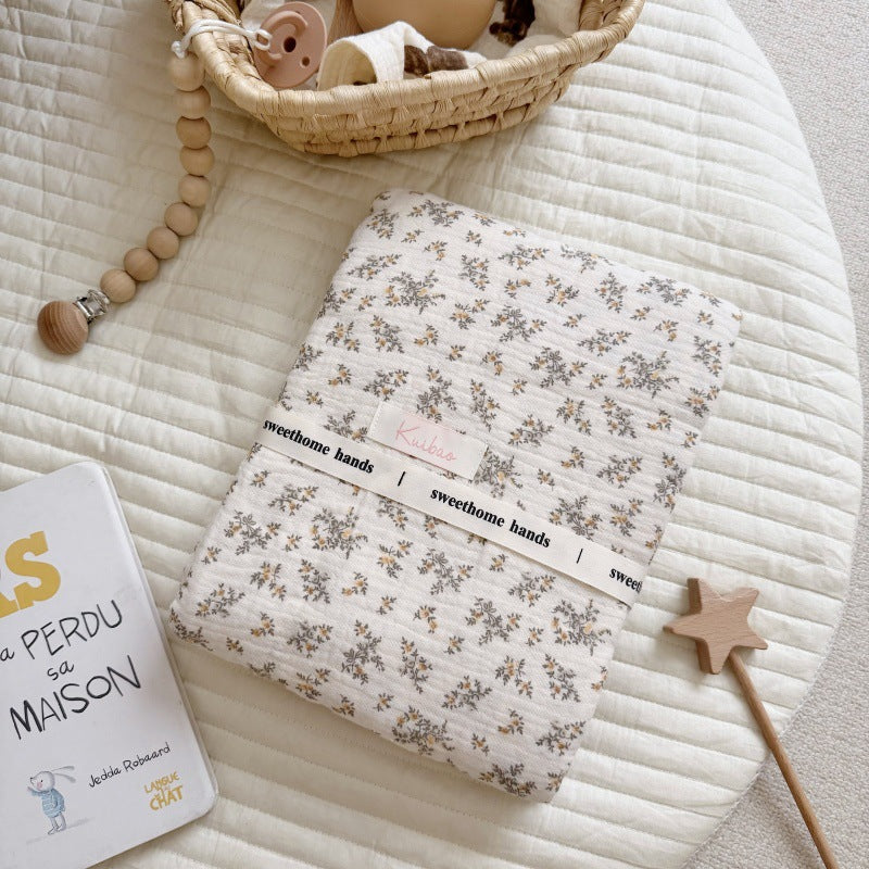 Unisex Musselinteppe med delikat blomsterdesign og elegante volanger Luvikno