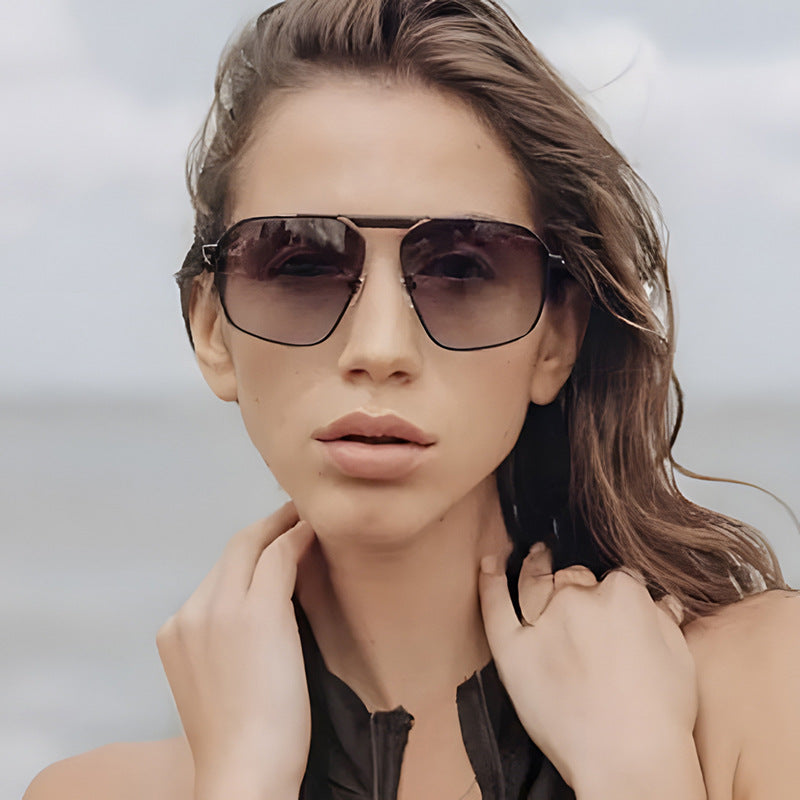 Dame solbrille i moderne, geometrisk design med robust metallramme Luvikno