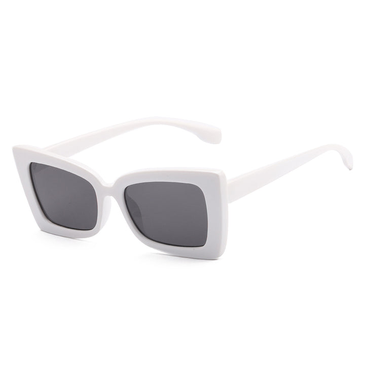 Dame moteriktig solbrille med bred ramme og markant design Luvikno