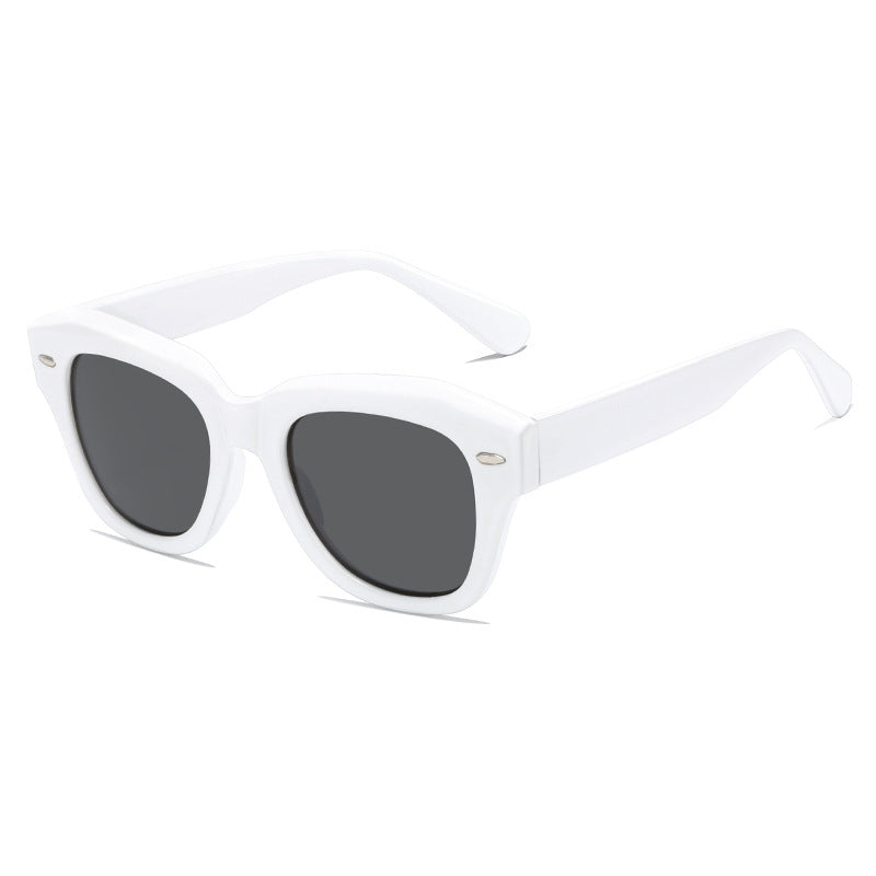 Dame stilig solbrille i moderne design med gjennomsiktig ramme Luvikno