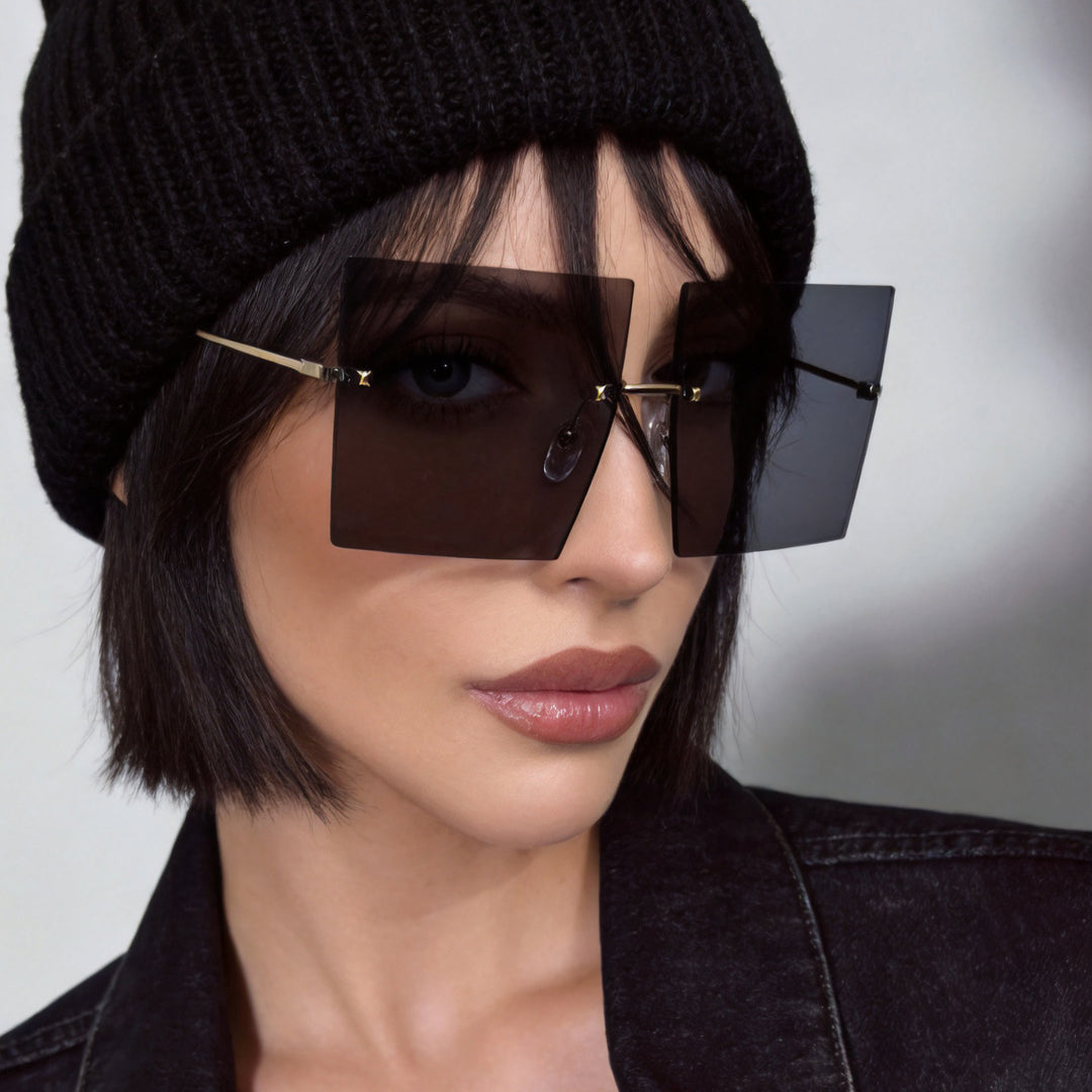 Dame moteriktig kvadratisk solbrille med brede glass og filigran metallramme Luvikno
