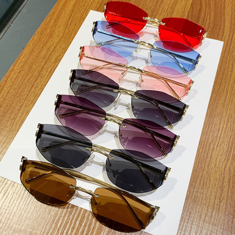 Dame moteriktig solbrille med innovativt sjakkert design Luvikno